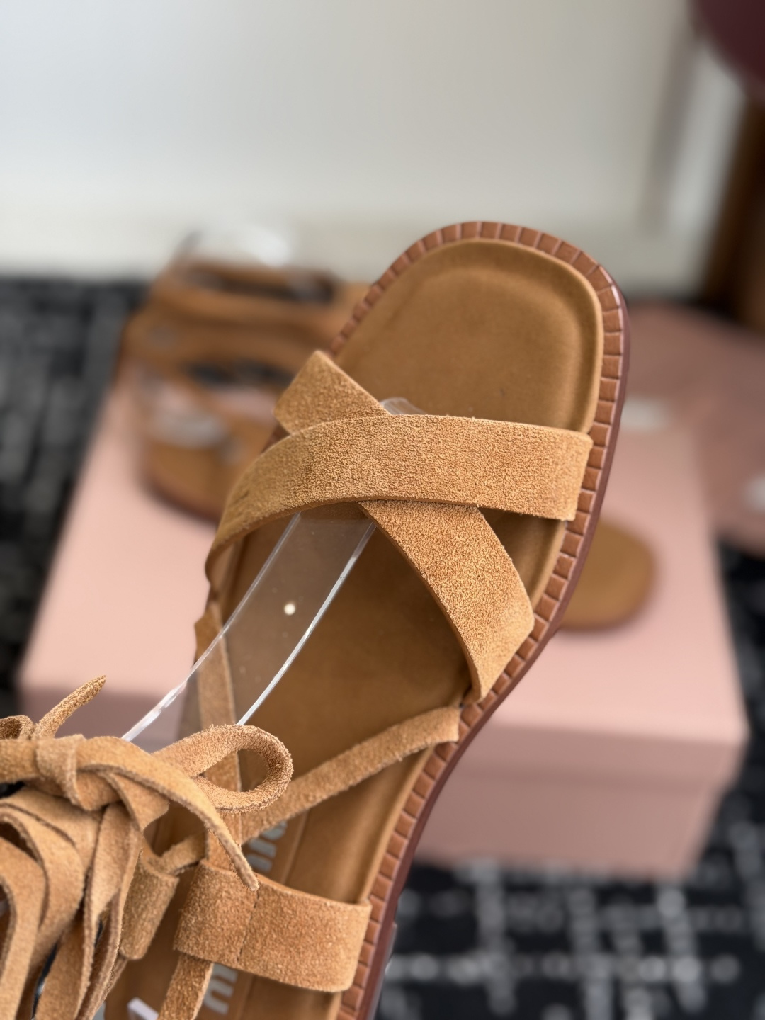 代购级MiuMiu缪缪 26ss仙女简约风平底凉鞋 夏季百搭款舒适又好穿，上脚显白 怎么穿都好看，今夏时