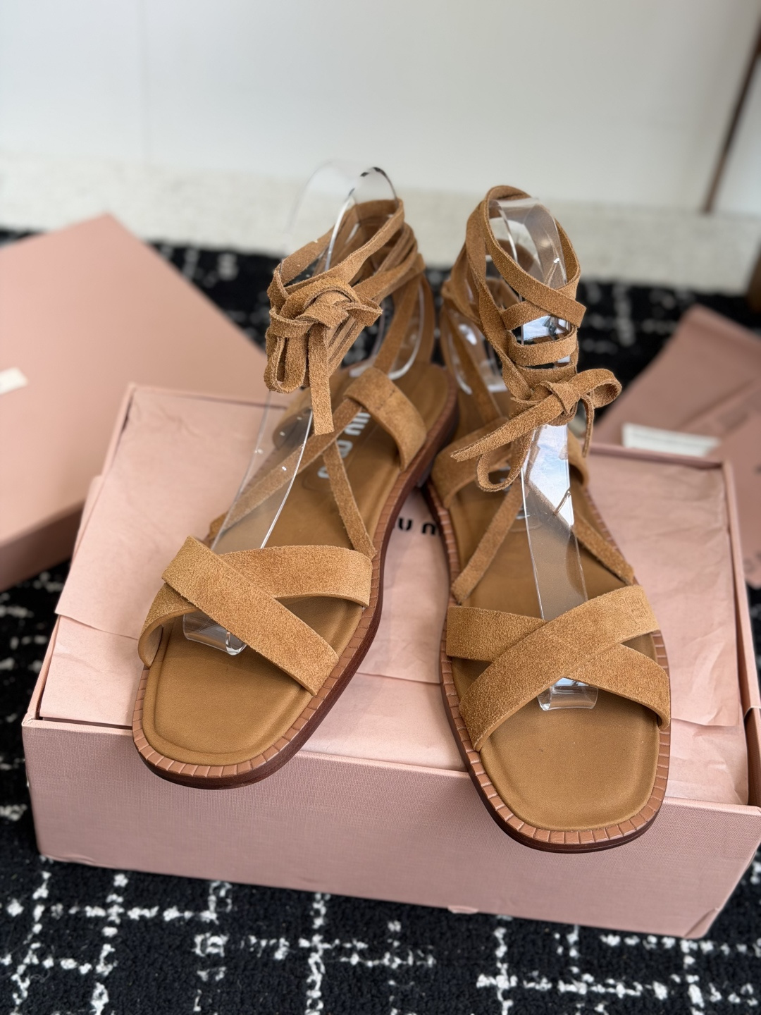 代购级MiuMiu缪缪 26ss仙女简约风平底凉鞋 夏季百搭款舒适又好穿，上脚显白 怎么穿都好看，今夏时