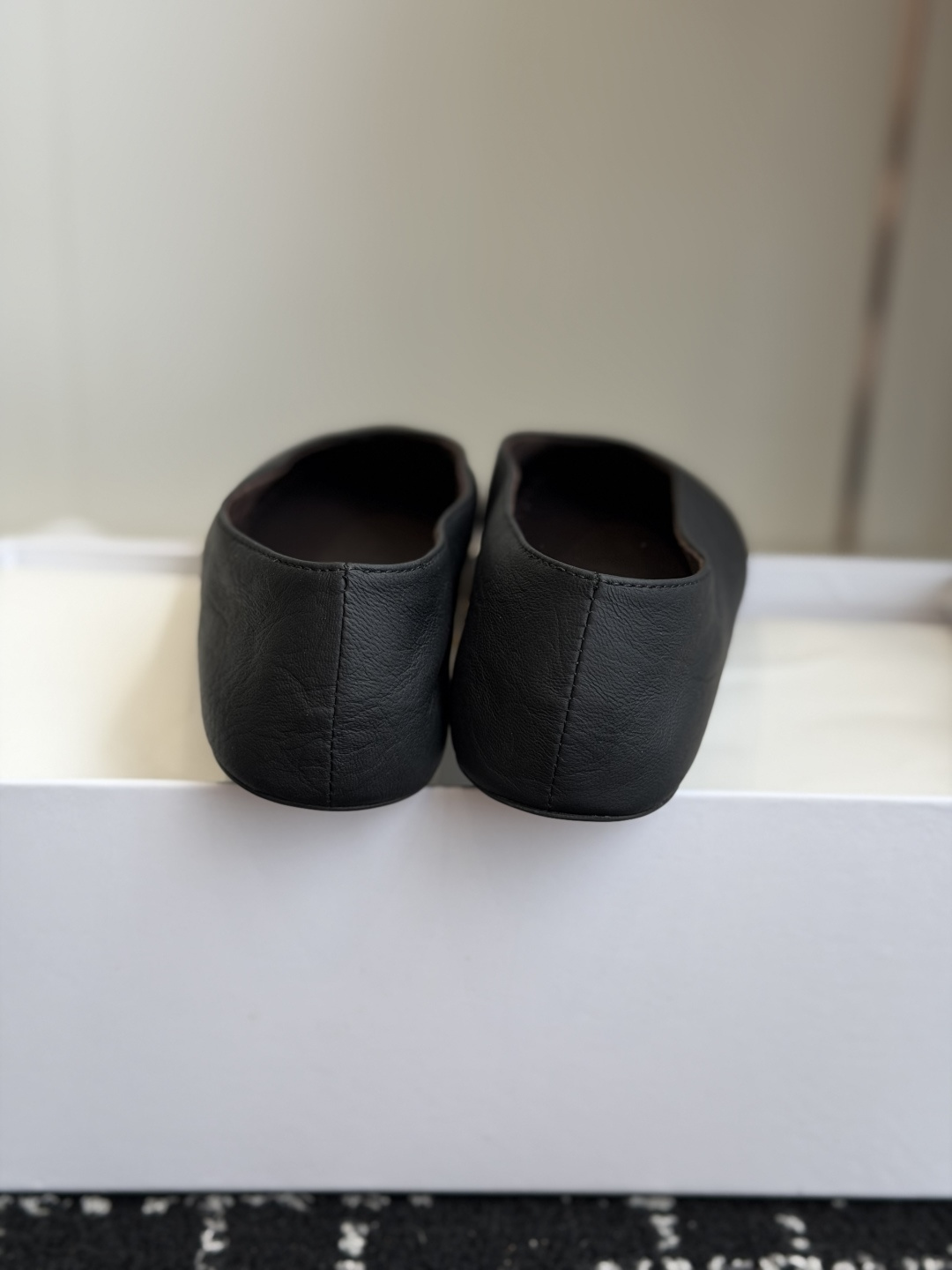 东莞代购级The Row26ss夏季新款蝴蝶结芭蕾单鞋自带慵懒随性的文艺氛围感，软糯褶皱鞋身弱化了棱角，