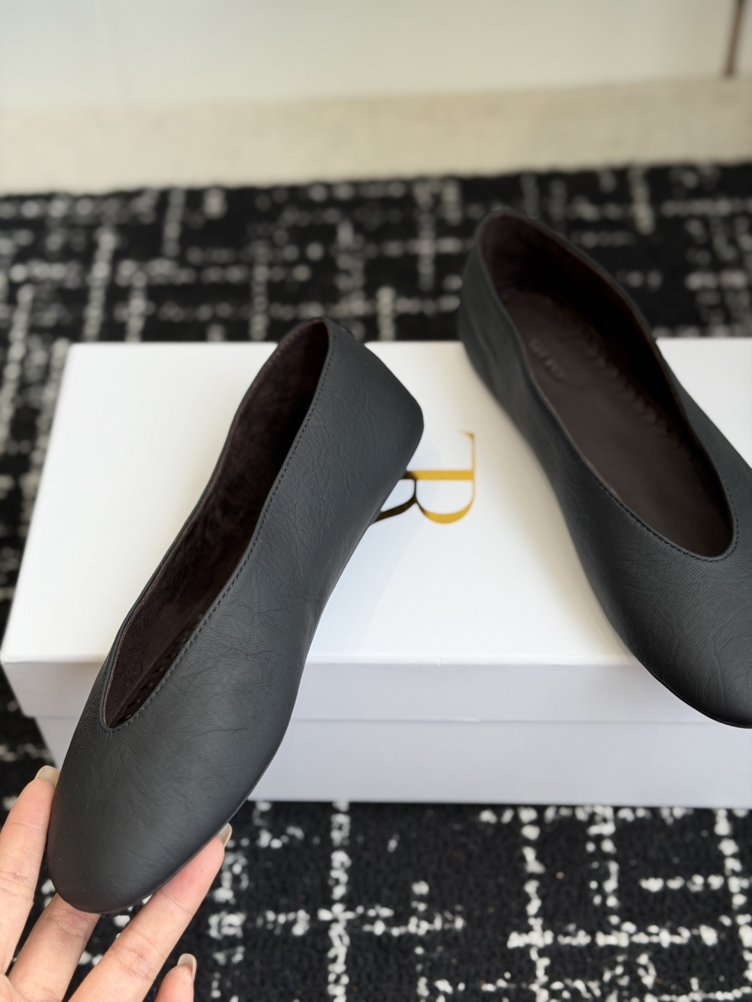 东莞代购级The Row26ss夏季新款蝴蝶结芭蕾单鞋自带慵懒随性的文艺氛围感，软糯褶皱鞋身弱化了棱角，