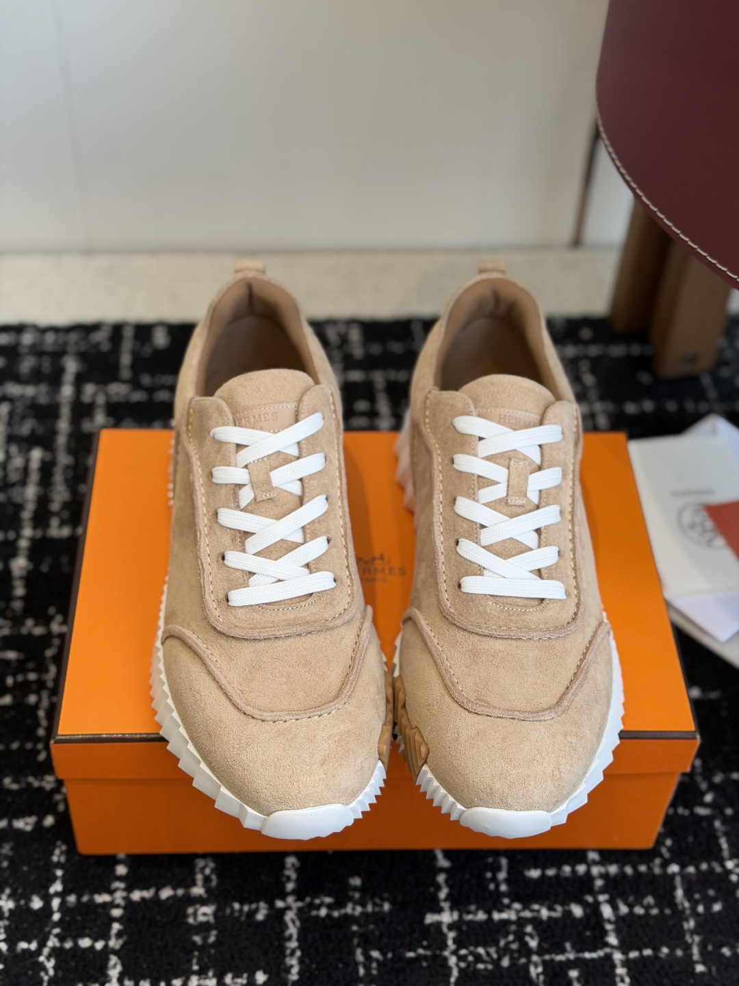 代购级Hermes 情侣款 休闲鞋 爱马仕作为奢侈品牌中的巨头，所出的单品一直备受大家欢迎！男士+10今