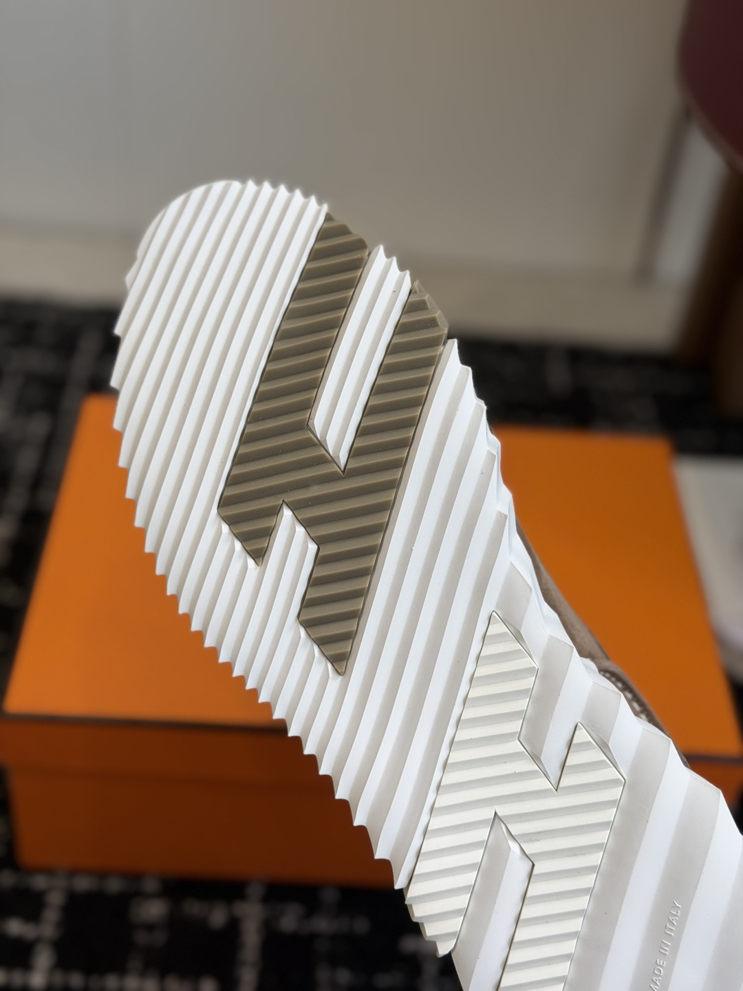 Hermes 情侣款 休闲鞋 爱马仕作为奢侈品牌中的巨头，所出的单品一直备受大家欢迎！男士+10今天这款