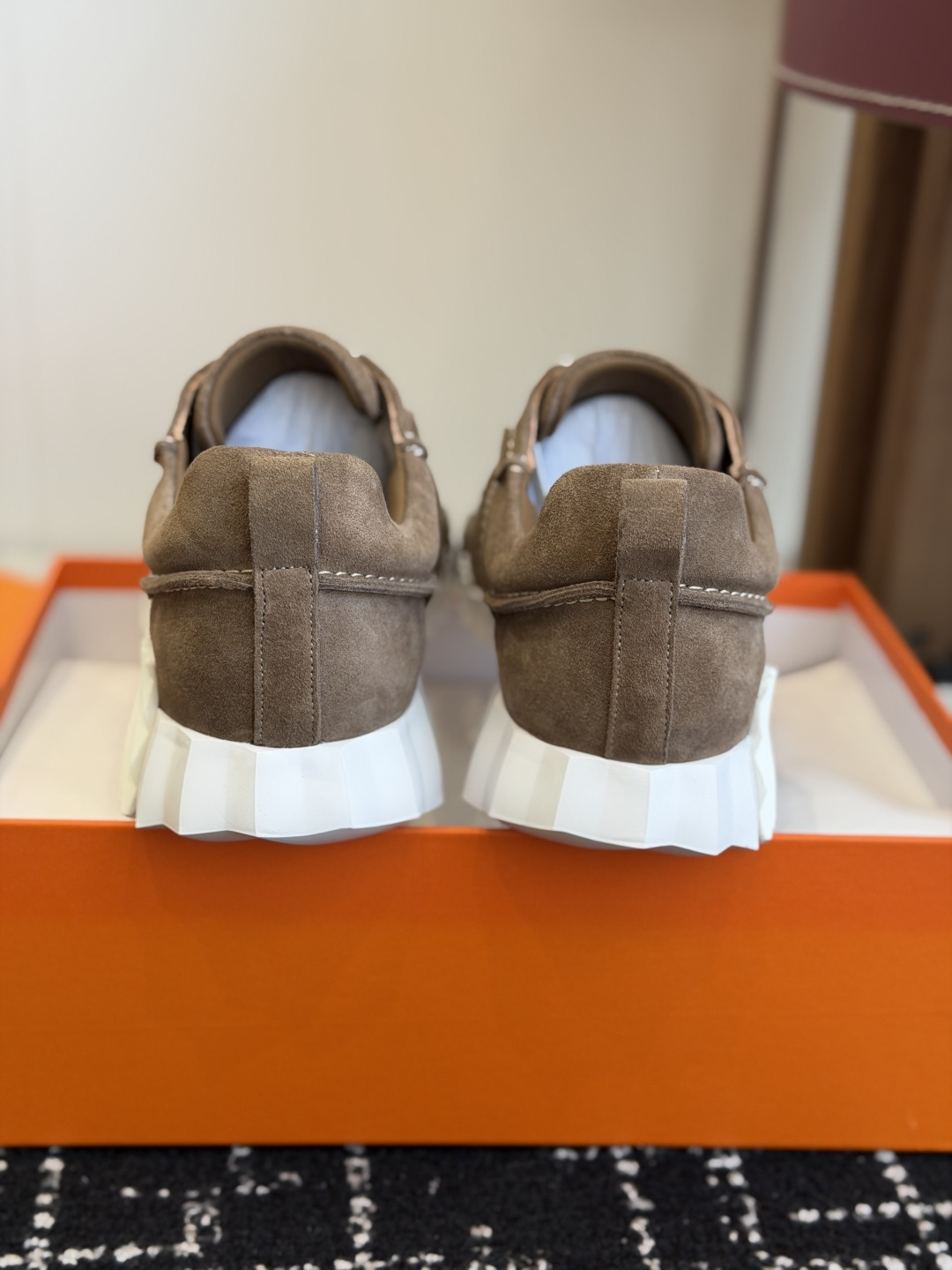 Hermes 情侣款 休闲鞋 爱马仕作为奢侈品牌中的巨头，所出的单品一直备受大家欢迎！男士+10今天这款