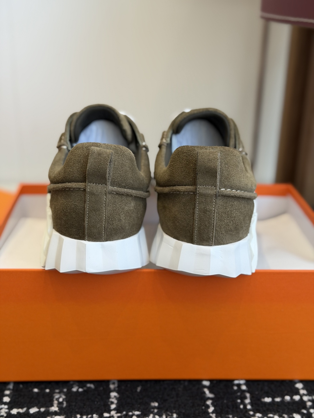 Hermes 情侣款 休闲鞋 爱马仕作为奢侈品牌中的巨头，所出的单品一直备受大家欢迎！男士+10今天这款