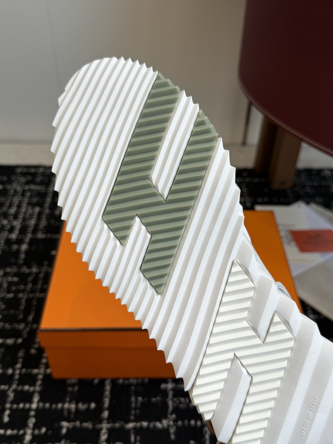 Hermes 情侣款 休闲鞋 爱马仕作为奢侈品牌中的巨头，所出的单品一直备受大家欢迎！男士+10今天这款