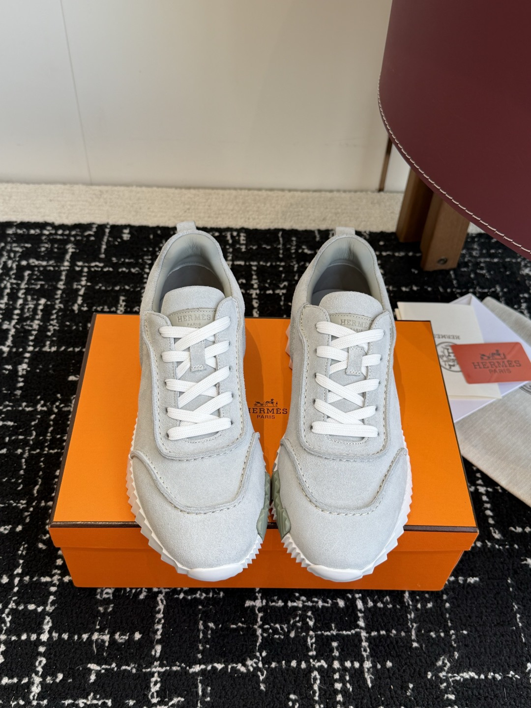 Hermes 情侣款 休闲鞋 爱马仕作为奢侈品牌中的巨头，所出的单品一直备受大家欢迎！男士+10今天这款