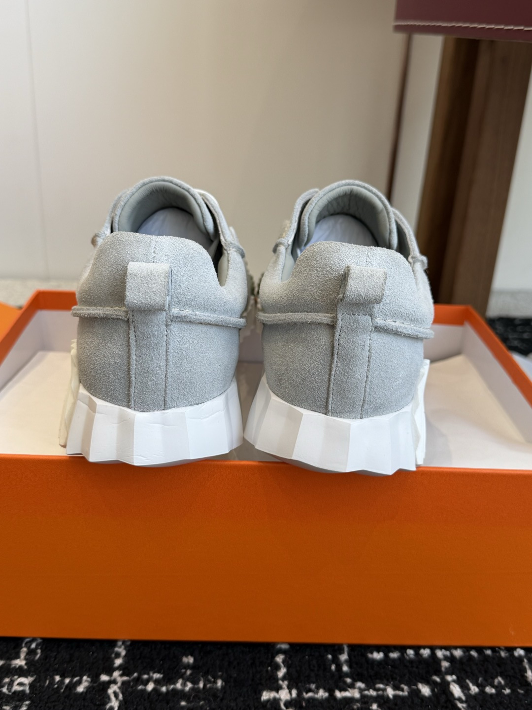 Hermes 情侣款 休闲鞋 爱马仕作为奢侈品牌中的巨头，所出的单品一直备受大家欢迎！男士+10今天这款