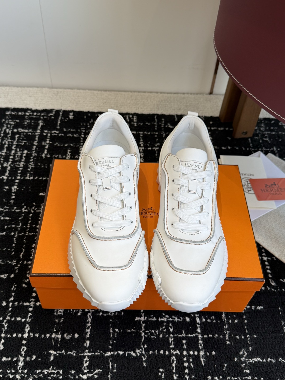 Hermes 情侣款 休闲鞋 爱马仕作为奢侈品牌中的巨头，所出的单品一直备受大家欢迎！男士+10今天这款