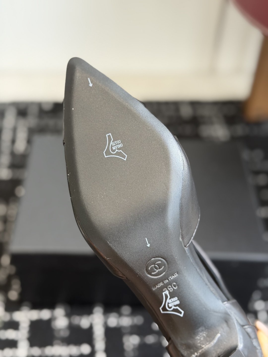 代购级26ss 春夏新款Chanel小香尖头高跟鞋上脚百搭超显瘦，真的超级爱了，姐妹们一定要买它！鞋面：