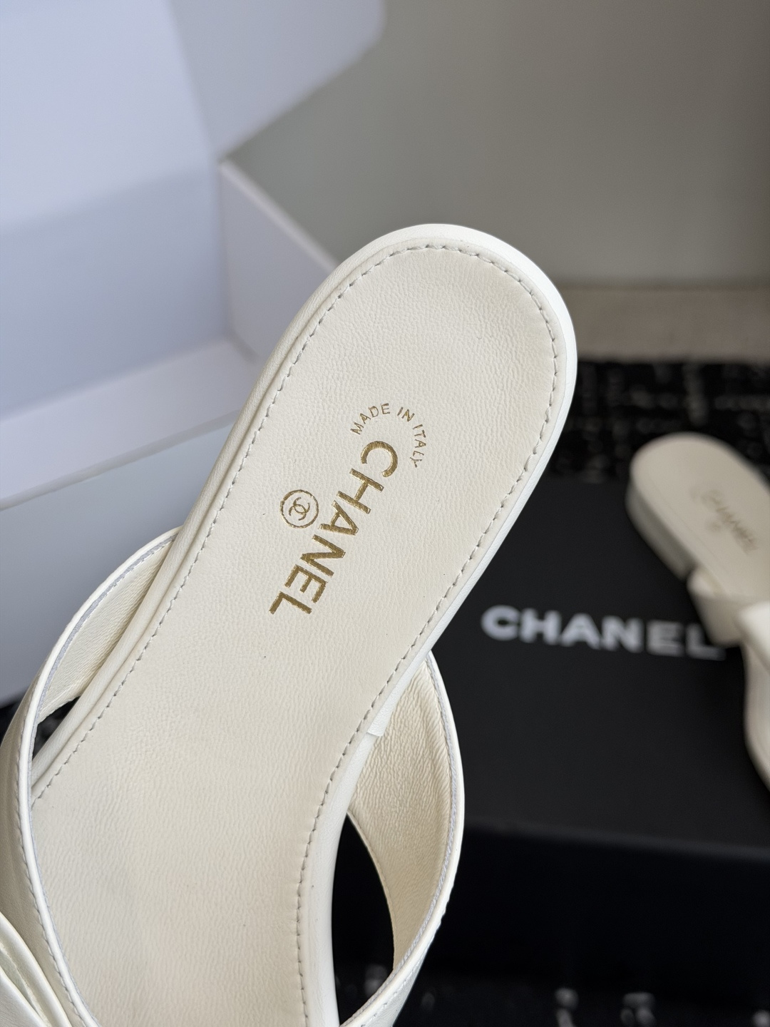 代购级Chanel26ss夏季新款方头蝴蝶结夹趾人字拖自带慵懒轻奢休闲氛围感的方头蝴蝶结夹脚人字拖，利落