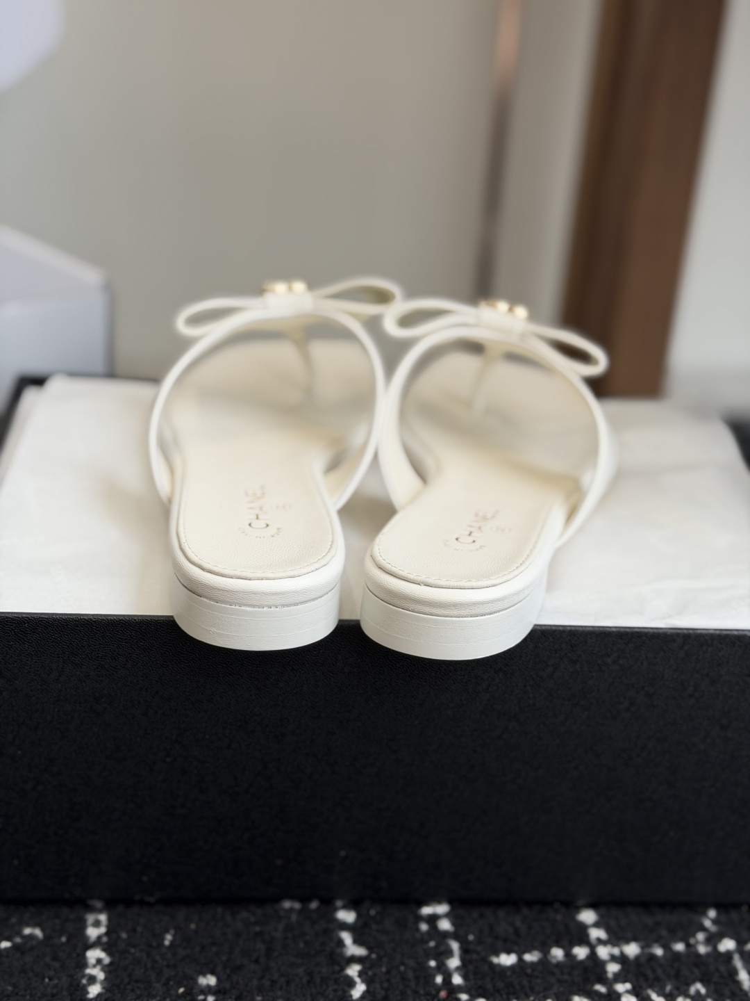 代购级Chanel26ss夏季新款方头蝴蝶结夹趾人字拖自带慵懒轻奢休闲氛围感的方头蝴蝶结夹脚人字拖，利落