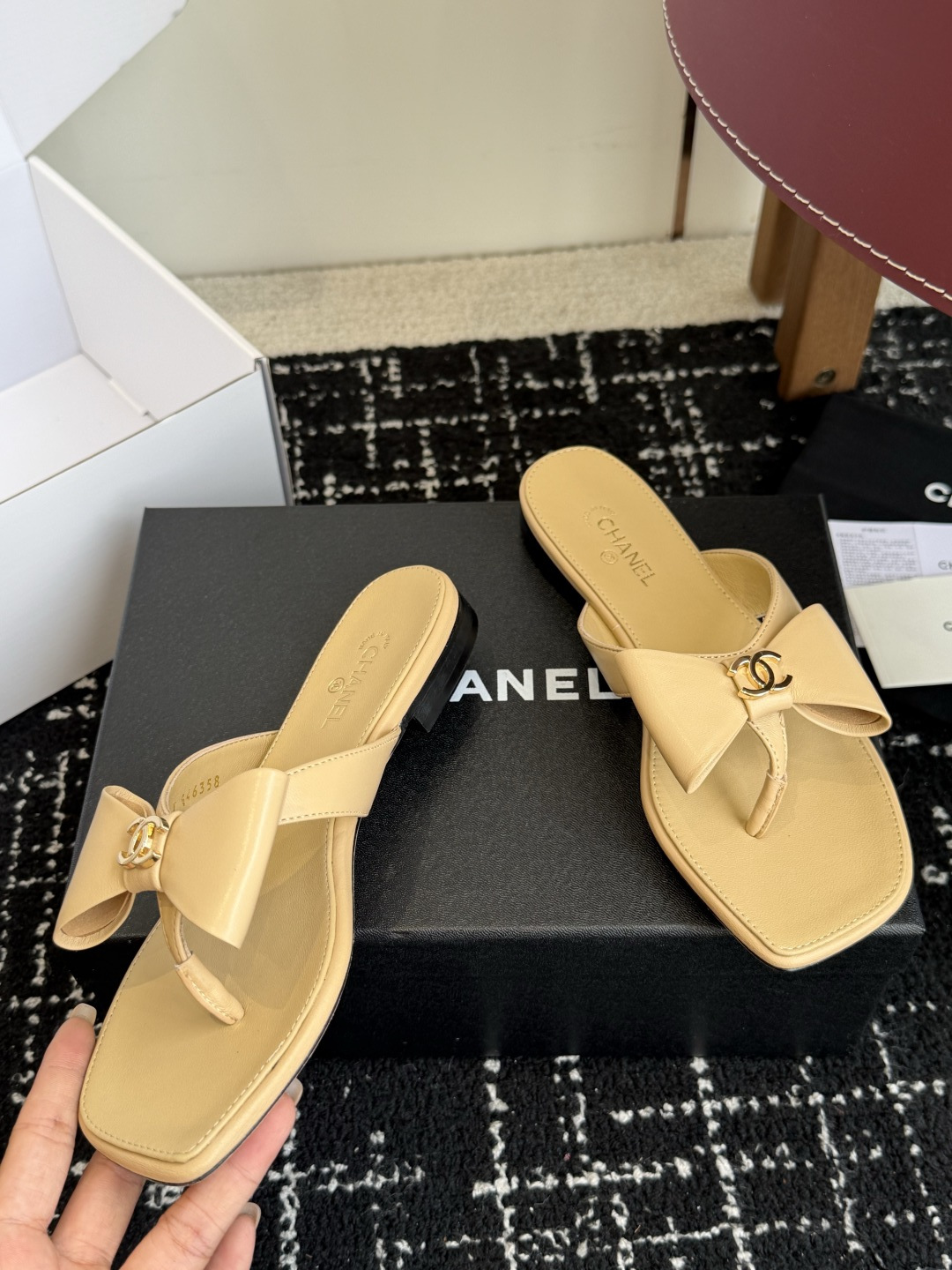 代购级Chanel26ss夏季新款方头蝴蝶结夹趾人字拖自带慵懒轻奢休闲氛围感的方头蝴蝶结夹脚人字拖，利落