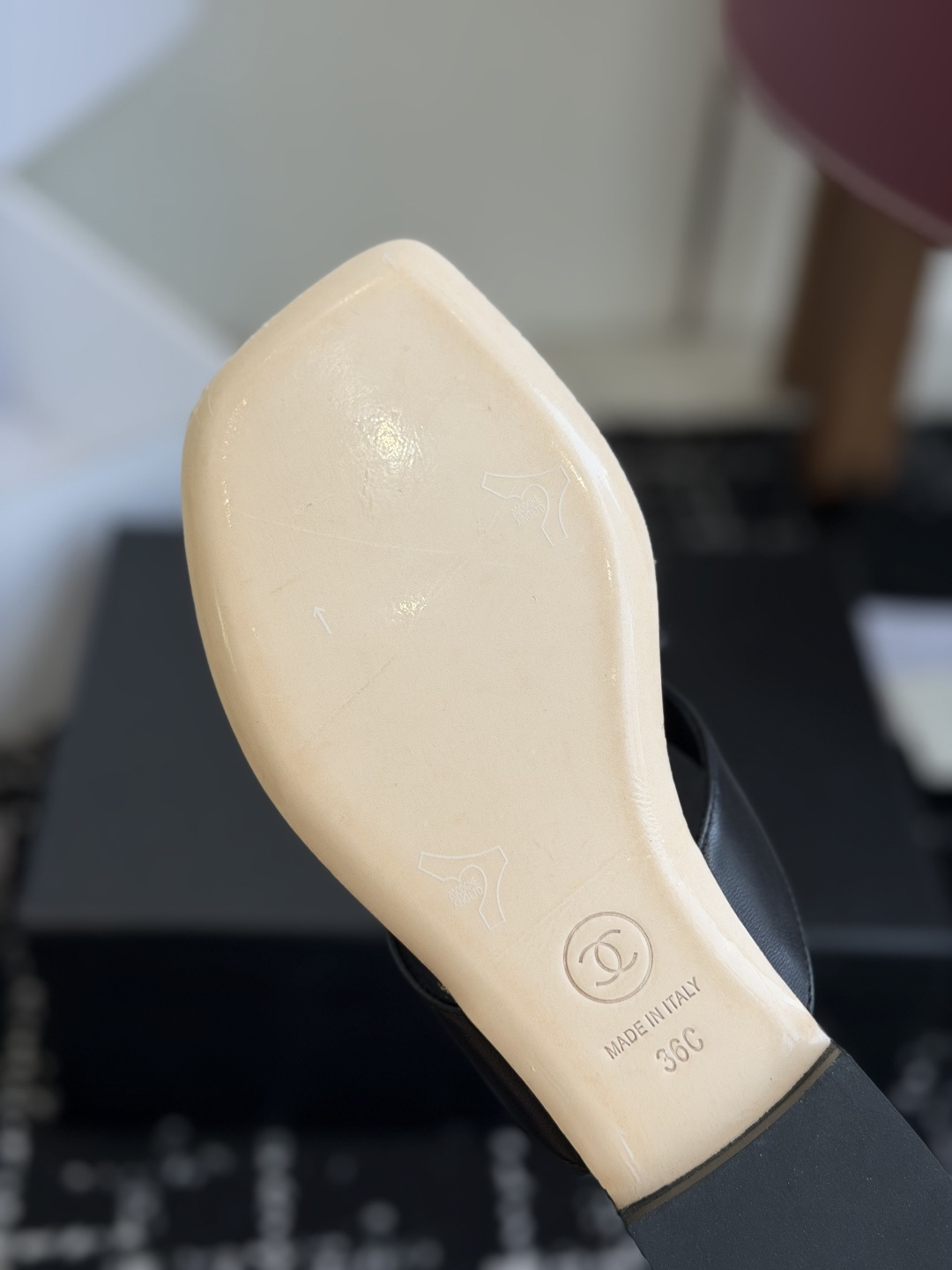 代购级Chanel26ss夏季新款方头蝴蝶结夹趾人字拖自带慵懒轻奢休闲氛围感的方头蝴蝶结夹脚人字拖，利落