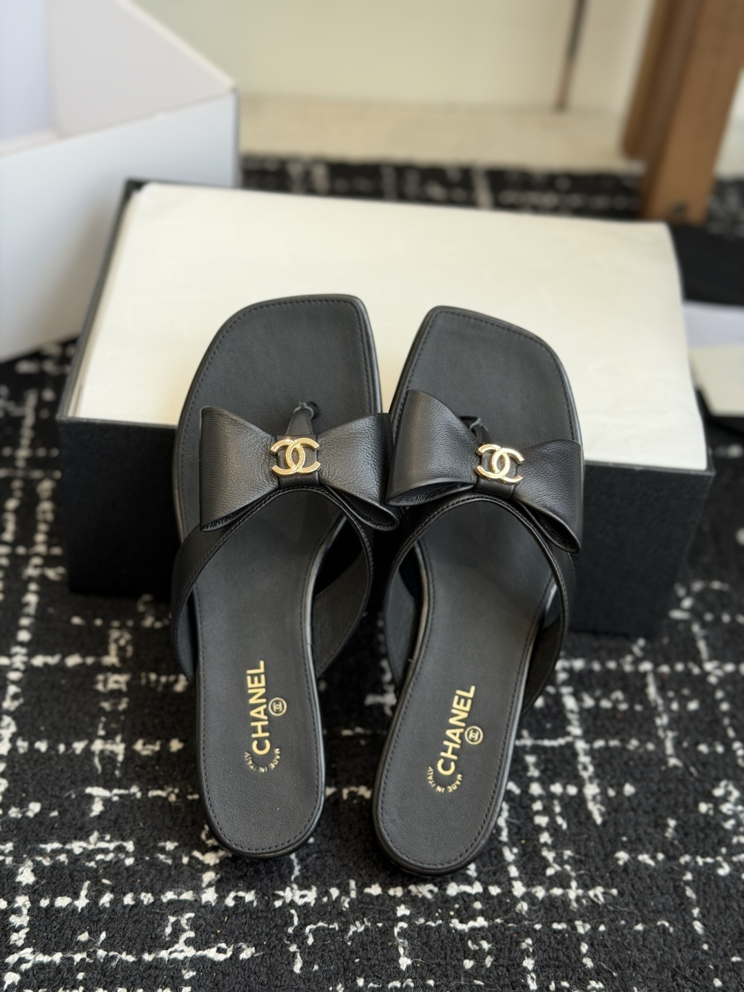 代购级Chanel26ss夏季新款方头蝴蝶结夹趾人字拖自带慵懒轻奢休闲氛围感的方头蝴蝶结夹脚人字拖，利落