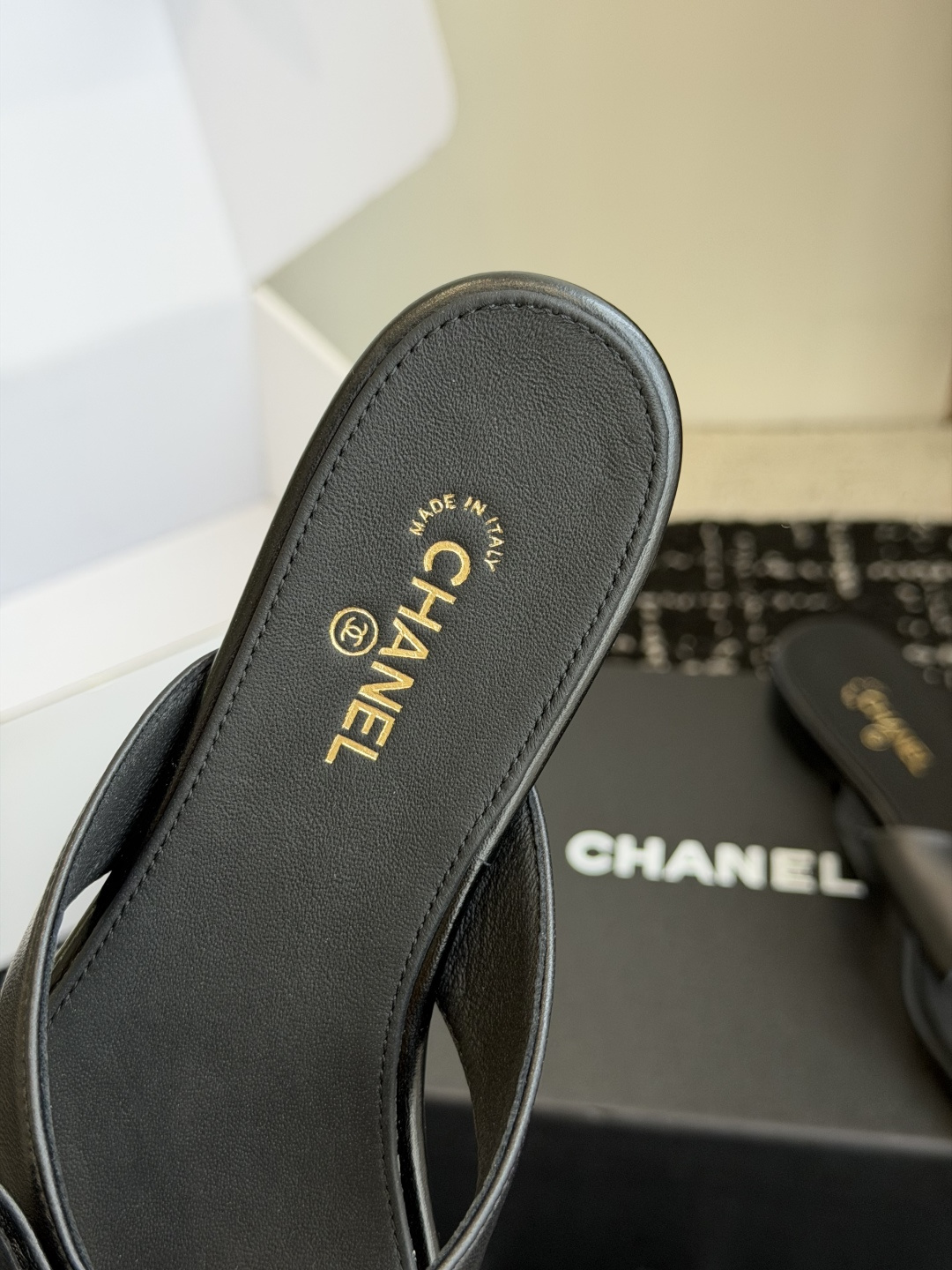 代购级Chanel26ss夏季新款方头蝴蝶结夹趾人字拖自带慵懒轻奢休闲氛围感的方头蝴蝶结夹脚人字拖，利落