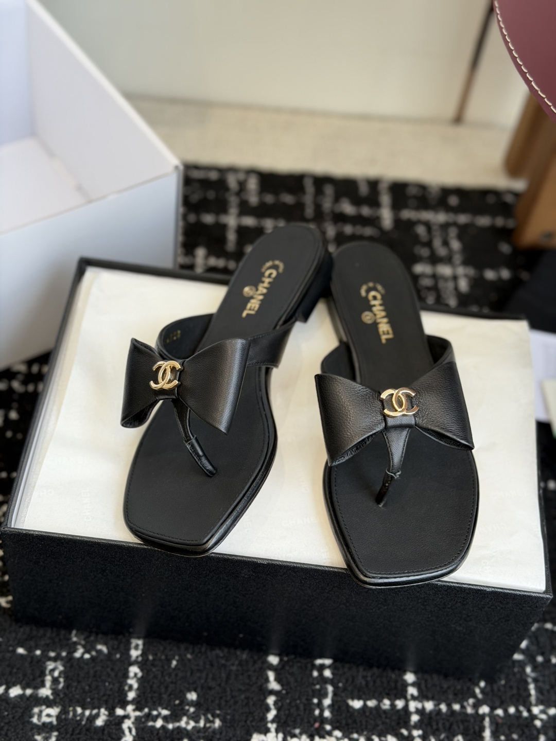 代购级Chanel26ss夏季新款方头蝴蝶结夹趾人字拖自带慵懒轻奢休闲氛围感的方头蝴蝶结夹脚人字拖，利落