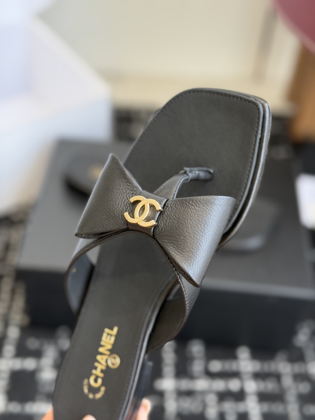 代购级Chanel26ss夏季新款方头蝴蝶结夹趾人字拖自带慵懒轻奢休闲氛围感的方头蝴蝶结夹脚人字拖，利落