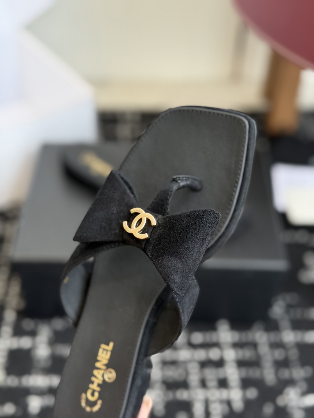 代购级Chanel26ss夏季新款方头蝴蝶结夹趾人字拖自带慵懒轻奢休闲氛围感的方头蝴蝶结夹脚人字拖，利落
