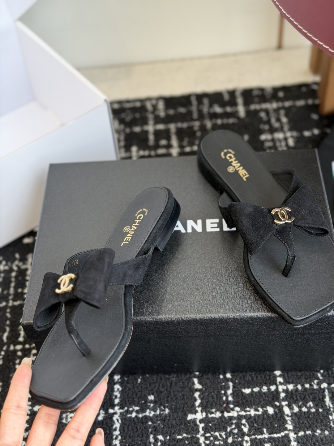代购级Chanel26ss夏季新款方头蝴蝶结夹趾人字拖自带慵懒轻奢休闲氛围感的方头蝴蝶结夹脚人字拖，利落