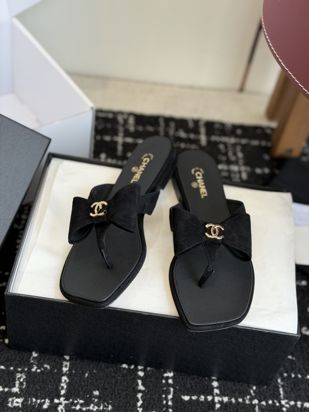 代购级Chanel26ss夏季新款方头蝴蝶结夹趾人字拖自带慵懒轻奢休闲氛围感的方头蝴蝶结夹脚人字拖，利落