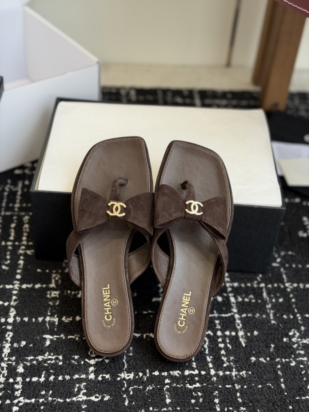 代购级Chanel26ss夏季新款方头蝴蝶结夹趾人字拖自带慵懒轻奢休闲氛围感的方头蝴蝶结夹脚人字拖，利落