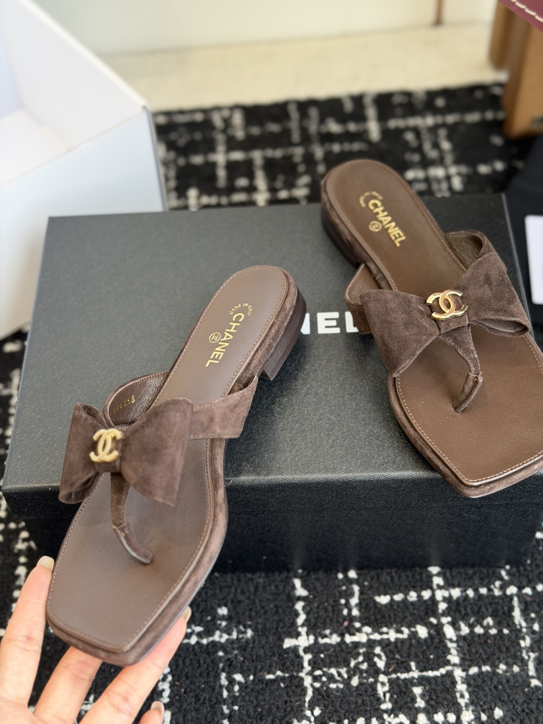 代购级Chanel26ss夏季新款方头蝴蝶结夹趾人字拖自带慵懒轻奢休闲氛围感的方头蝴蝶结夹脚人字拖，利落