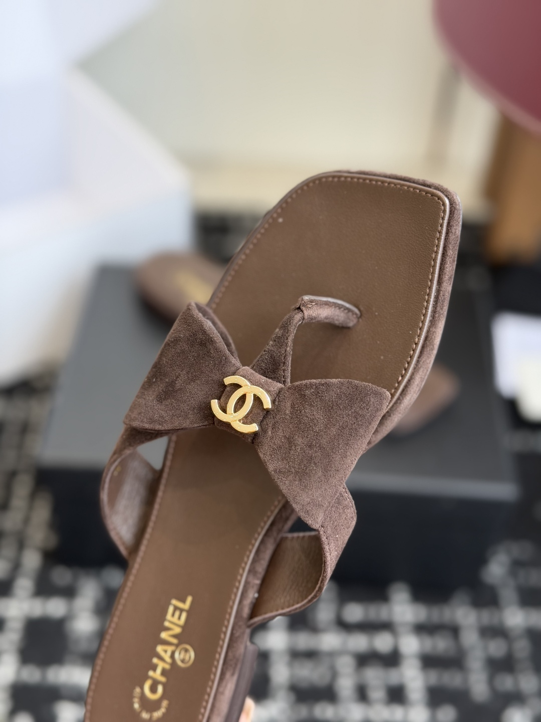 代购级Chanel26ss夏季新款方头蝴蝶结夹趾人字拖自带慵懒轻奢休闲氛围感的方头蝴蝶结夹脚人字拖，利落