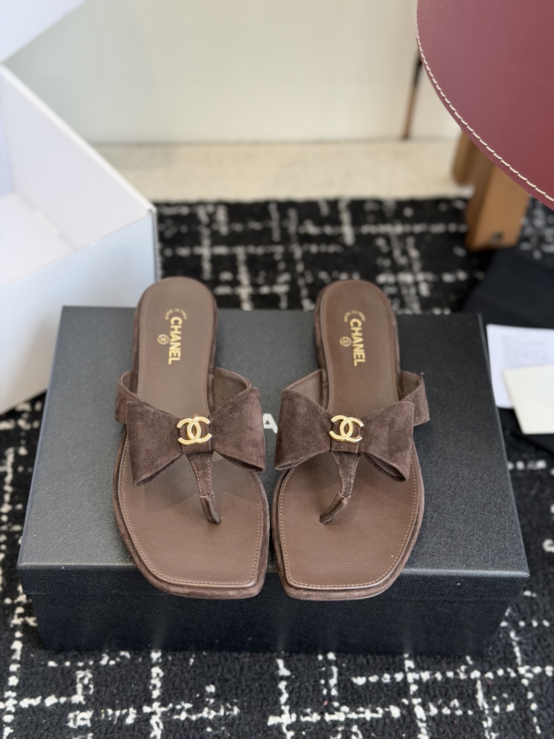 代购级Chanel26ss夏季新款方头蝴蝶结夹趾人字拖自带慵懒轻奢休闲氛围感的方头蝴蝶结夹脚人字拖，利落