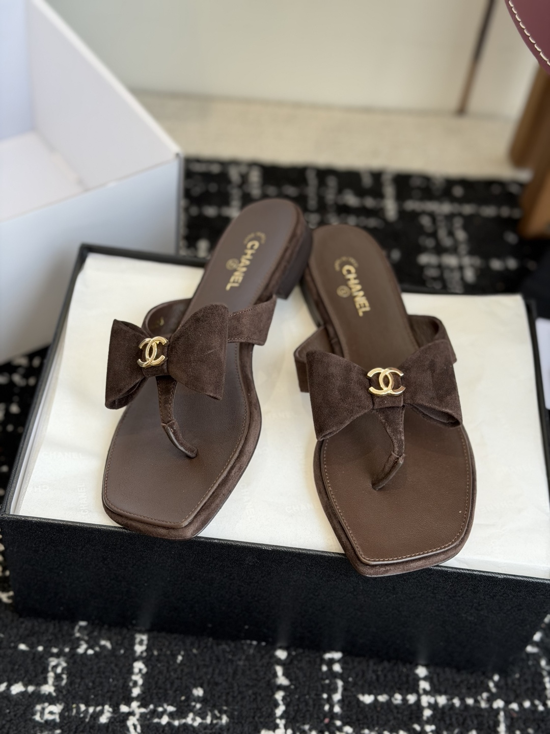 代购级Chanel26ss夏季新款方头蝴蝶结夹趾人字拖自带慵懒轻奢休闲氛围感的方头蝴蝶结夹脚人字拖，利落