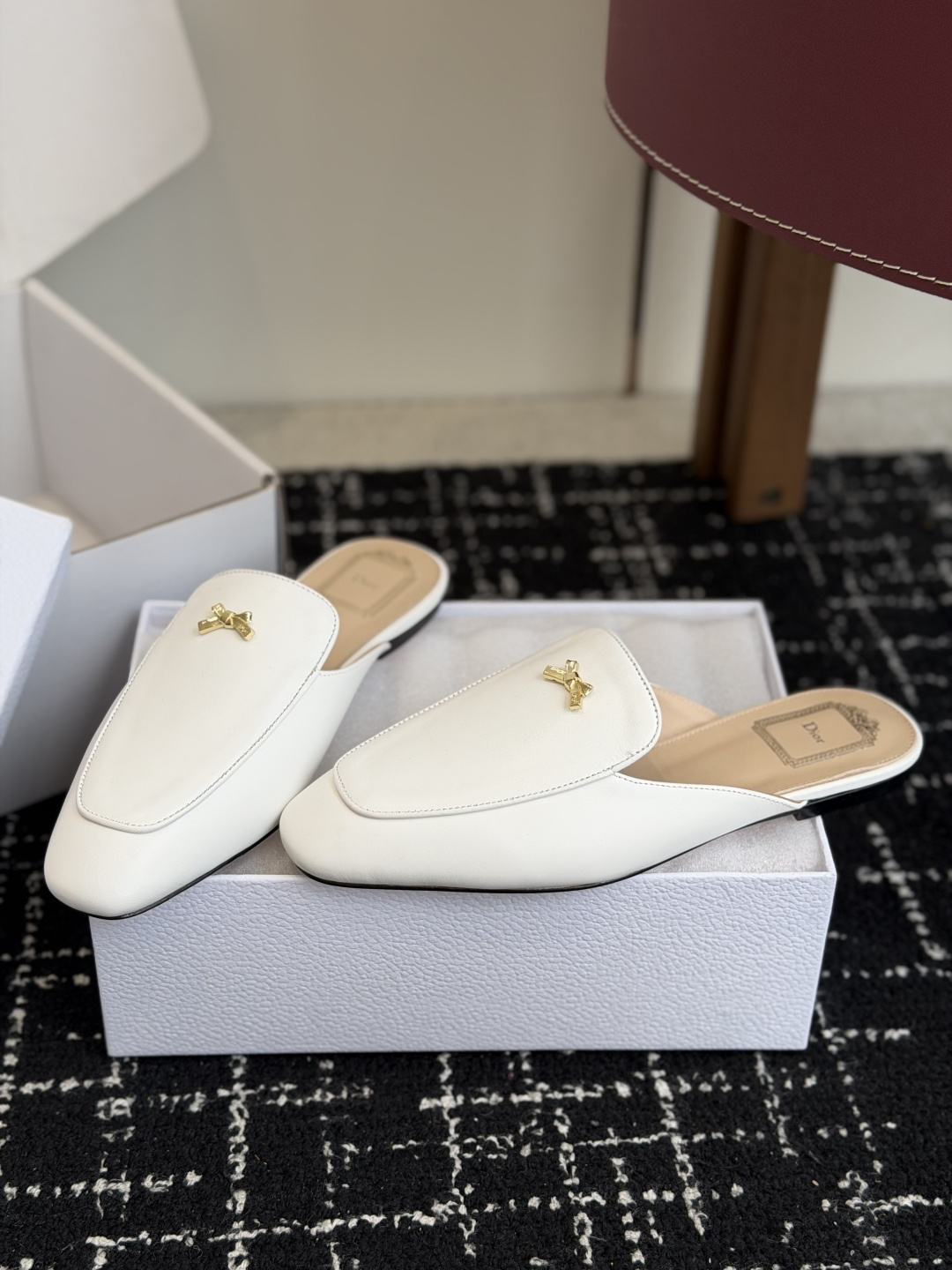 代购级Dior26ss夏季新款蝴蝶结金扣乐福鞋半拖自带柔雾滤镜的哑光麂皮，摸上去软乎乎的质感绝了，鞋头的