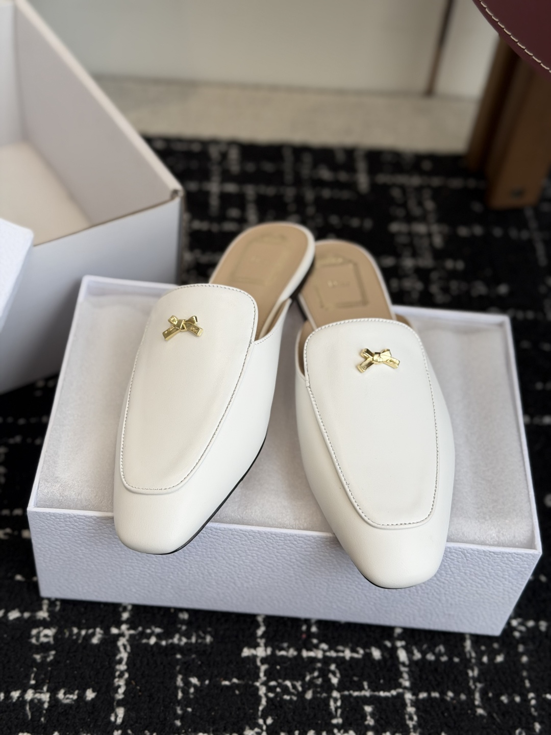 代购级Dior26ss夏季新款蝴蝶结金扣乐福鞋半拖自带柔雾滤镜的哑光麂皮，摸上去软乎乎的质感绝了，鞋头的