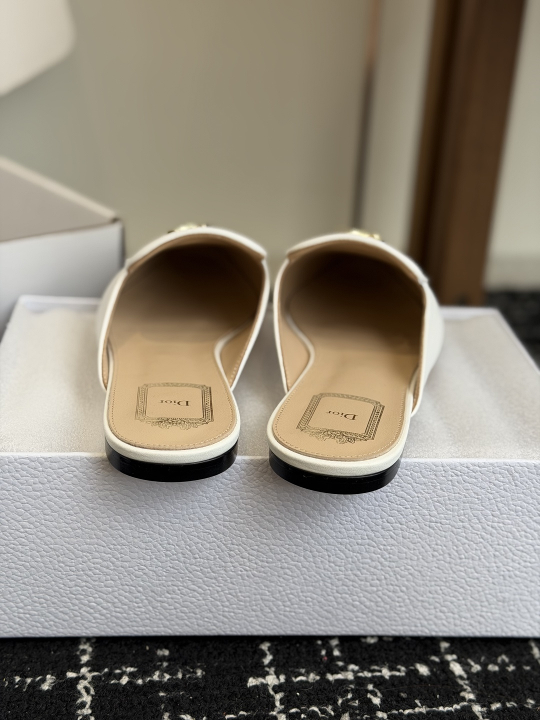 代购级Dior26ss夏季新款蝴蝶结金扣乐福鞋半拖自带柔雾滤镜的哑光麂皮，摸上去软乎乎的质感绝了，鞋头的