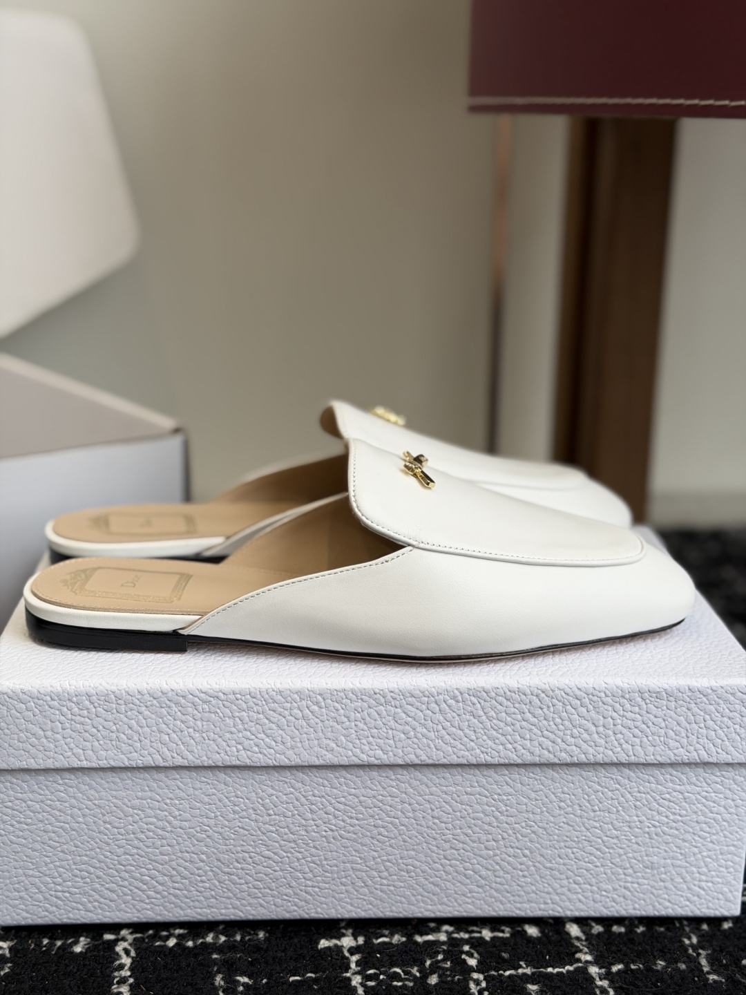 代购级Dior26ss夏季新款蝴蝶结金扣乐福鞋半拖自带柔雾滤镜的哑光麂皮，摸上去软乎乎的质感绝了，鞋头的