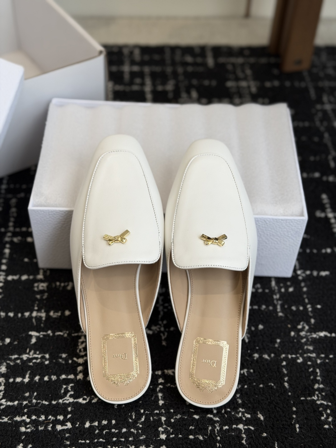 代购级Dior26ss夏季新款蝴蝶结金扣乐福鞋半拖自带柔雾滤镜的哑光麂皮，摸上去软乎乎的质感绝了，鞋头的