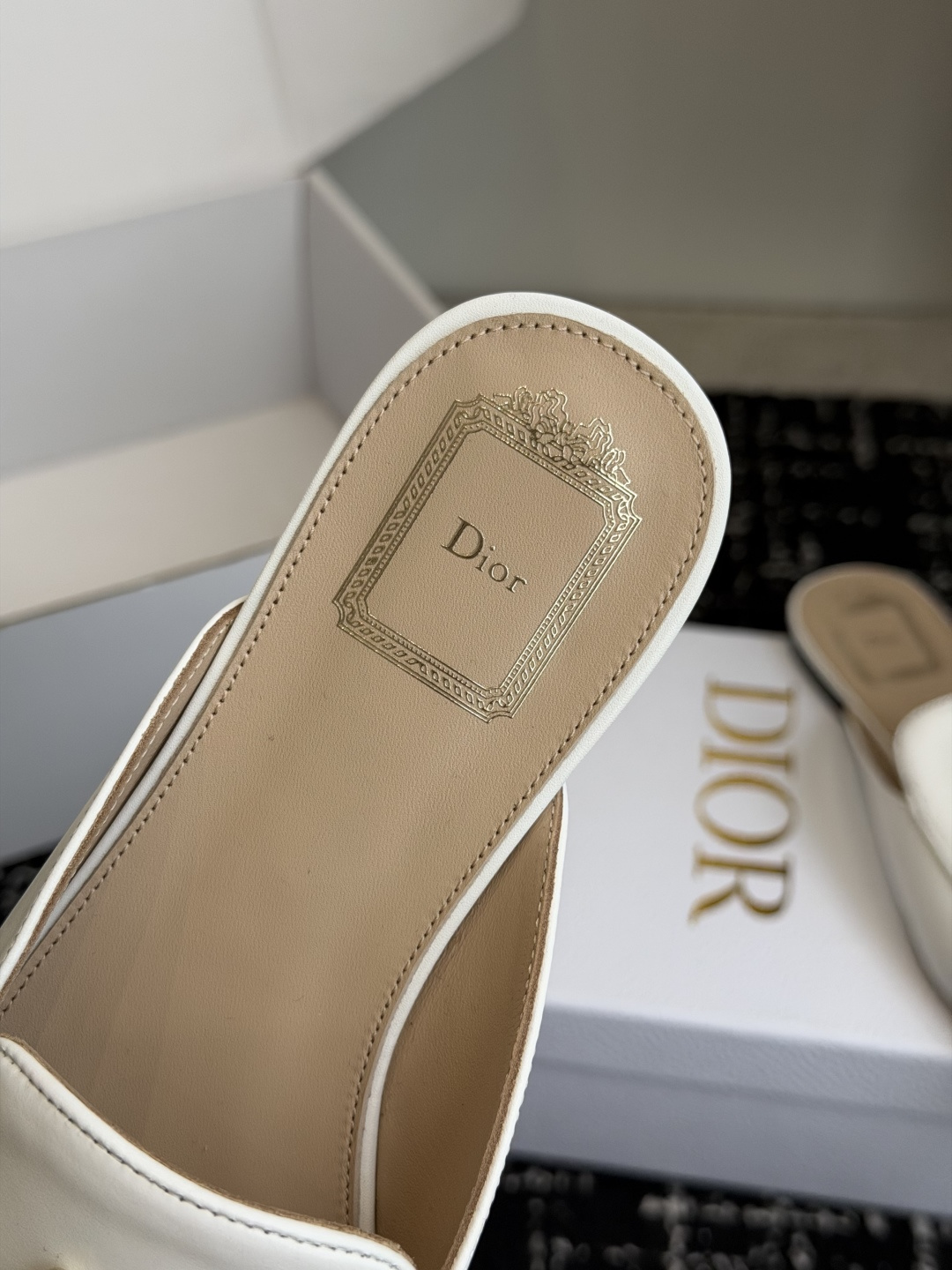 代购级Dior26ss夏季新款蝴蝶结金扣乐福鞋半拖自带柔雾滤镜的哑光麂皮，摸上去软乎乎的质感绝了，鞋头的