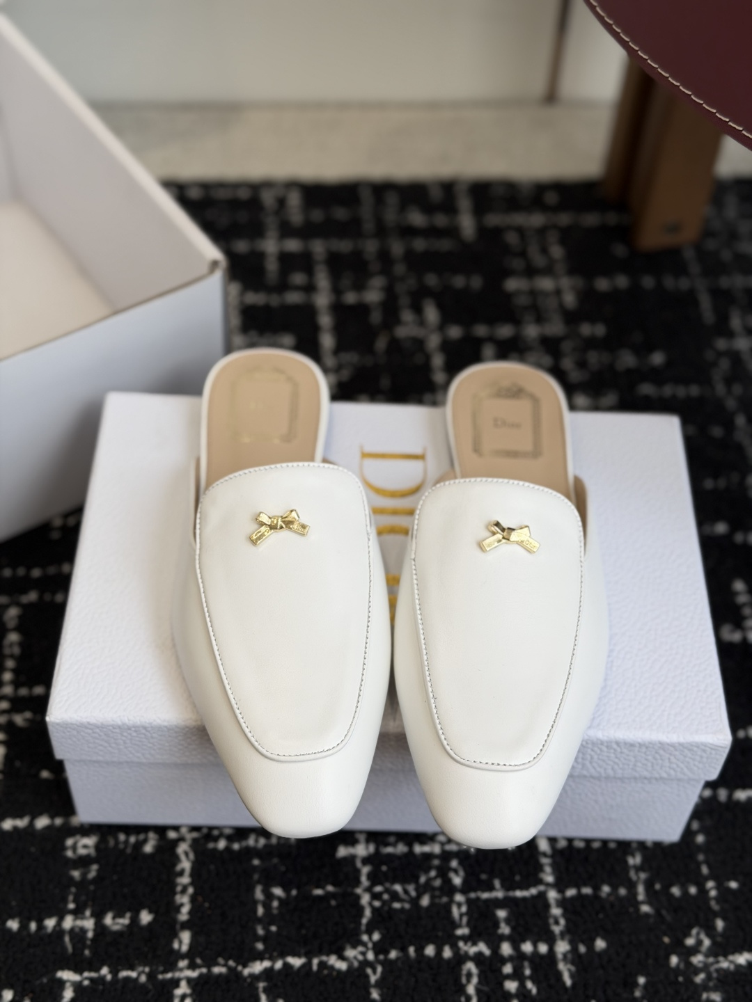 代购级Dior26ss夏季新款蝴蝶结金扣乐福鞋半拖自带柔雾滤镜的哑光麂皮，摸上去软乎乎的质感绝了，鞋头的