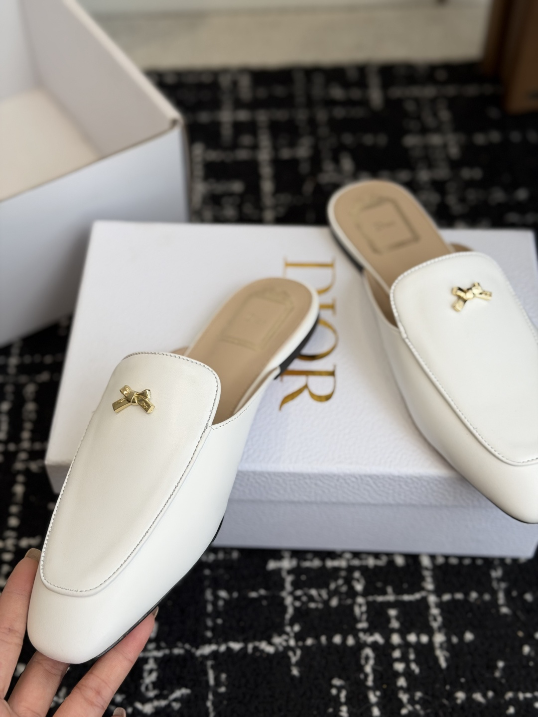 代购级Dior26ss夏季新款蝴蝶结金扣乐福鞋半拖自带柔雾滤镜的哑光麂皮，摸上去软乎乎的质感绝了，鞋头的