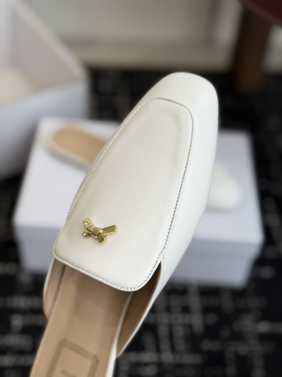 代购级Dior26ss夏季新款蝴蝶结金扣乐福鞋半拖自带柔雾滤镜的哑光麂皮，摸上去软乎乎的质感绝了，鞋头的