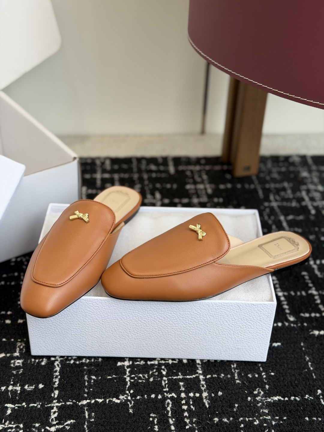 代购级Dior26ss夏季新款蝴蝶结金扣乐福鞋半拖自带柔雾滤镜的哑光麂皮，摸上去软乎乎的质感绝了，鞋头的