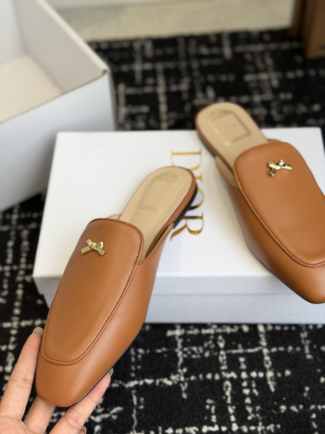 代购级Dior26ss夏季新款蝴蝶结金扣乐福鞋半拖自带柔雾滤镜的哑光麂皮，摸上去软乎乎的质感绝了，鞋头的