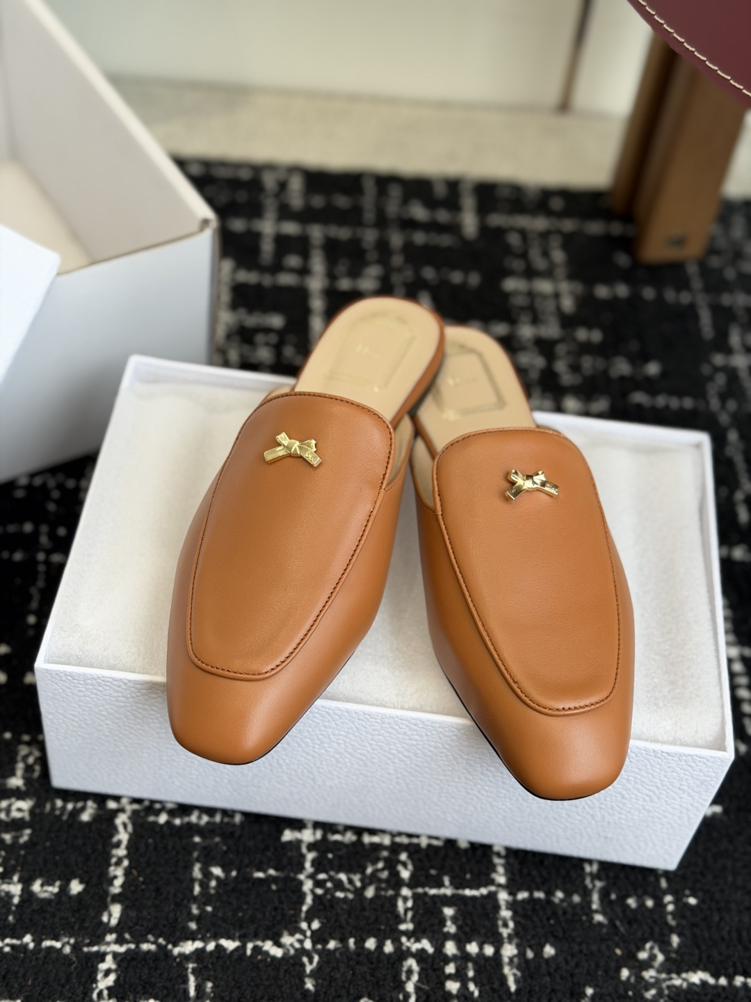 代购级Dior26ss夏季新款蝴蝶结金扣乐福鞋半拖自带柔雾滤镜的哑光麂皮，摸上去软乎乎的质感绝了，鞋头的
