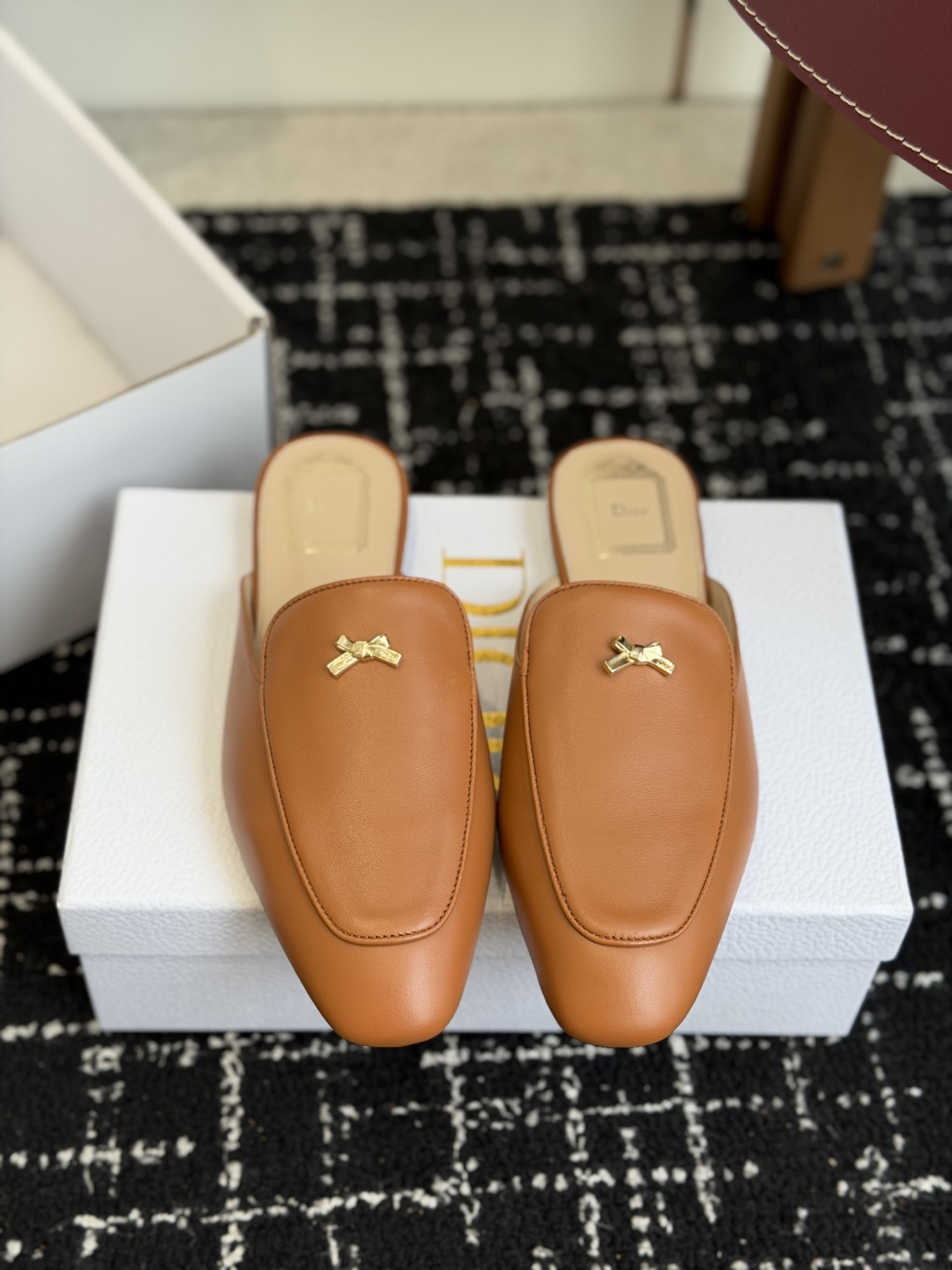 代购级Dior26ss夏季新款蝴蝶结金扣乐福鞋半拖自带柔雾滤镜的哑光麂皮，摸上去软乎乎的质感绝了，鞋头的
