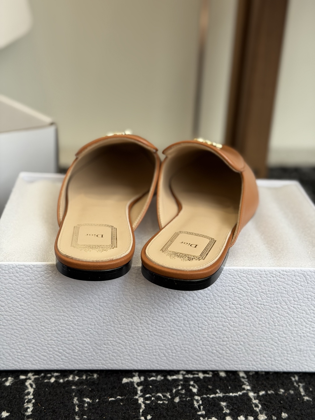 代购级Dior26ss夏季新款蝴蝶结金扣乐福鞋半拖自带柔雾滤镜的哑光麂皮，摸上去软乎乎的质感绝了，鞋头的