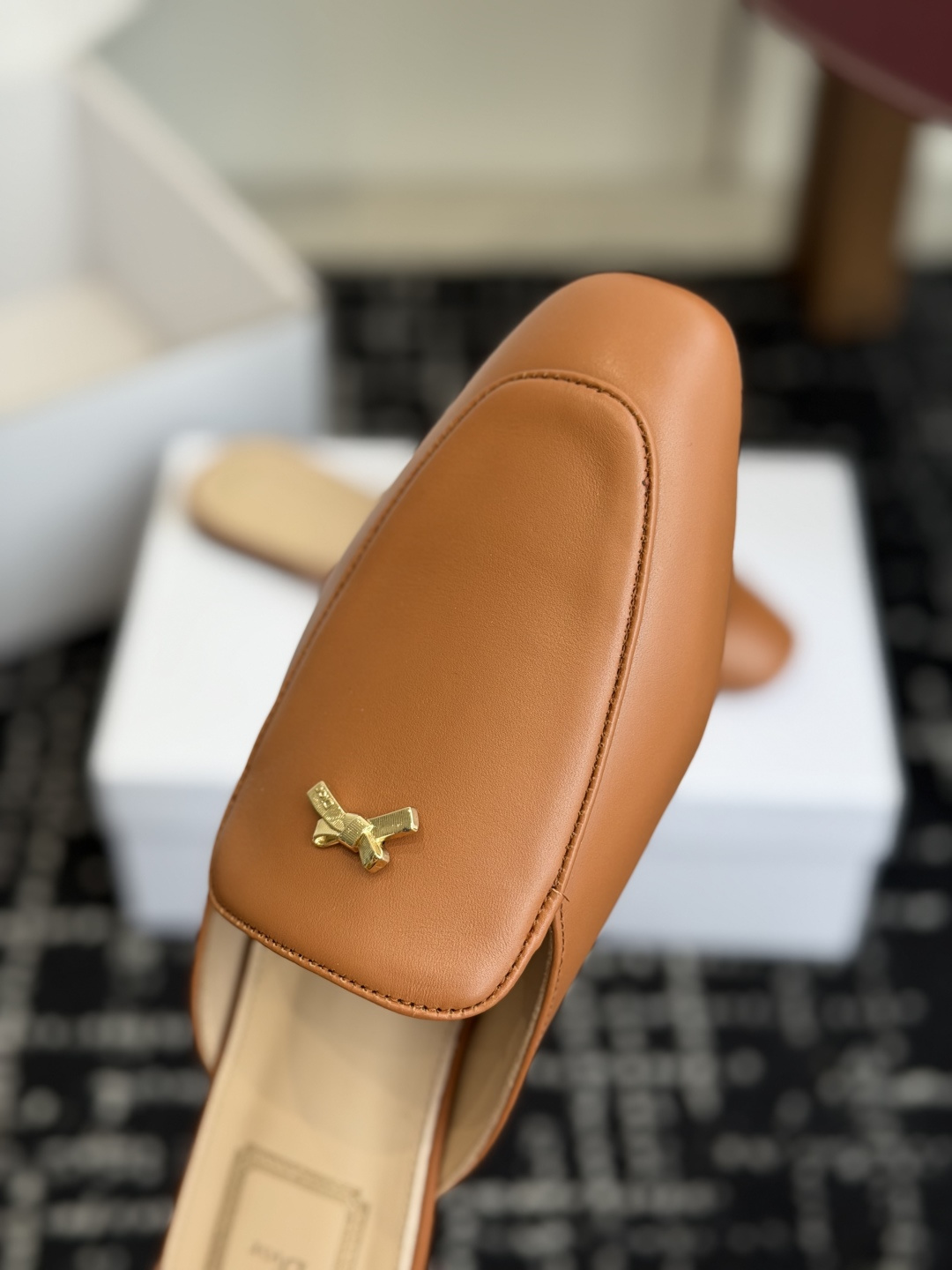 代购级Dior26ss夏季新款蝴蝶结金扣乐福鞋半拖自带柔雾滤镜的哑光麂皮，摸上去软乎乎的质感绝了，鞋头的