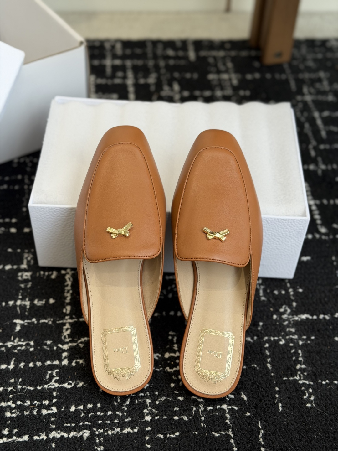 代购级Dior26ss夏季新款蝴蝶结金扣乐福鞋半拖自带柔雾滤镜的哑光麂皮，摸上去软乎乎的质感绝了，鞋头的