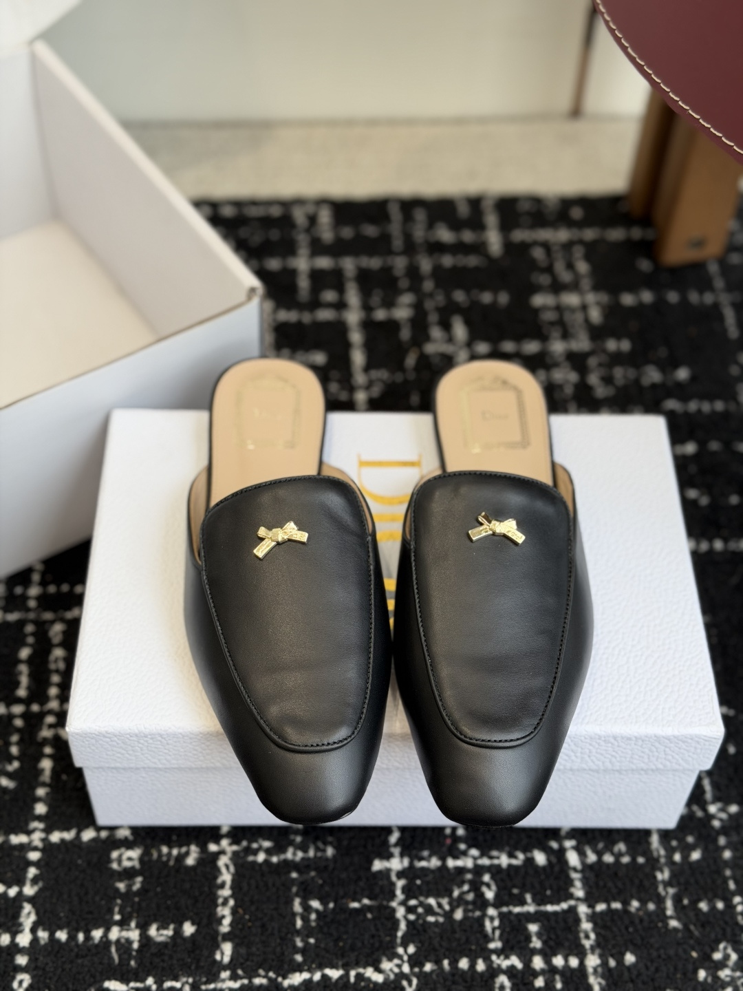 代购级Dior26ss夏季新款蝴蝶结金扣乐福鞋半拖自带柔雾滤镜的哑光麂皮，摸上去软乎乎的质感绝了，鞋头的