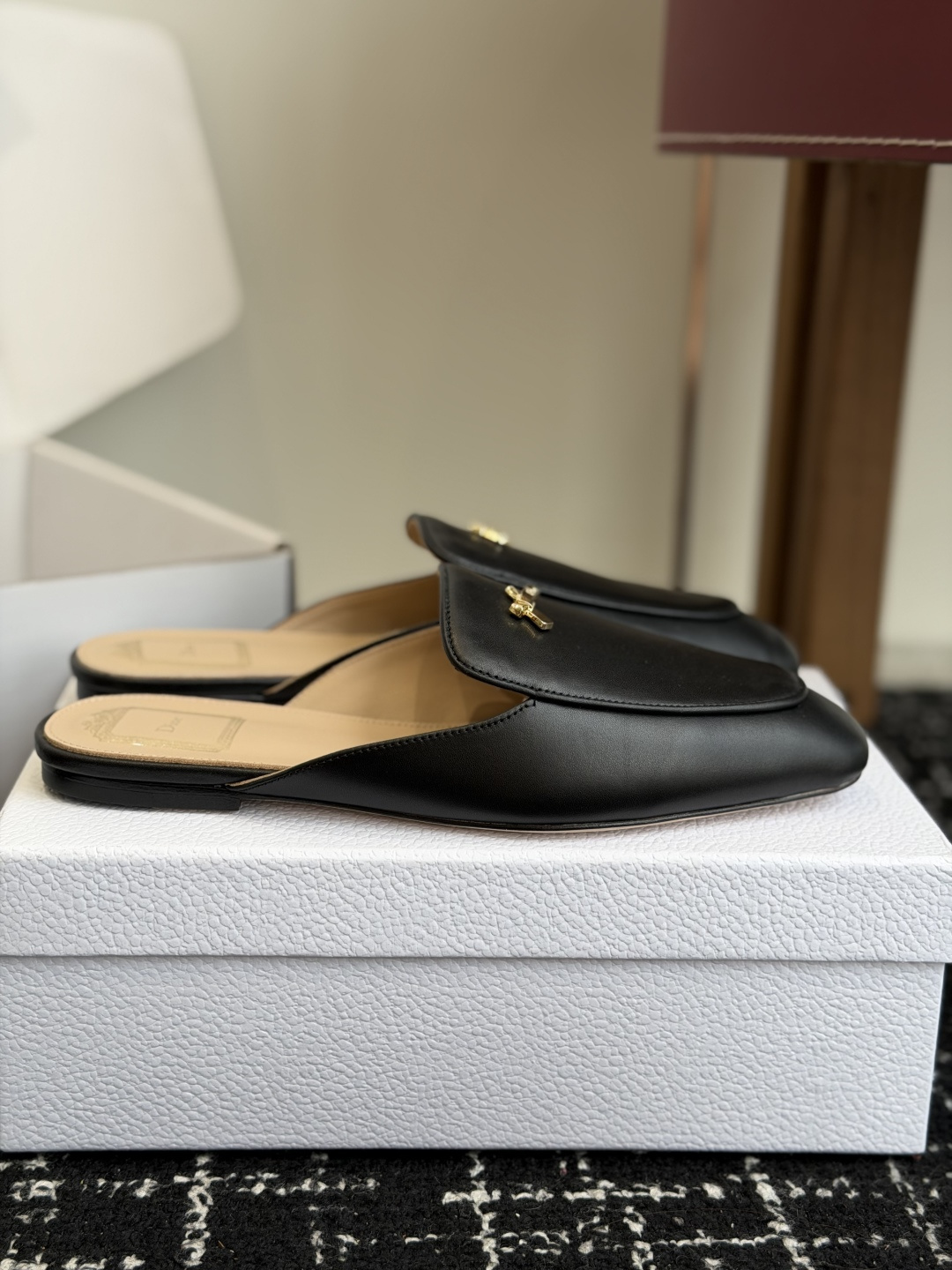 代购级Dior26ss夏季新款蝴蝶结金扣乐福鞋半拖自带柔雾滤镜的哑光麂皮，摸上去软乎乎的质感绝了，鞋头的