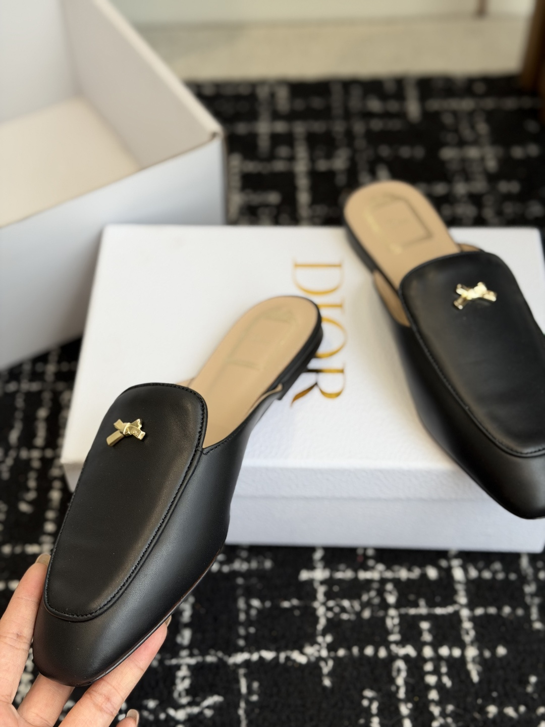 代购级Dior26ss夏季新款蝴蝶结金扣乐福鞋半拖自带柔雾滤镜的哑光麂皮，摸上去软乎乎的质感绝了，鞋头的
