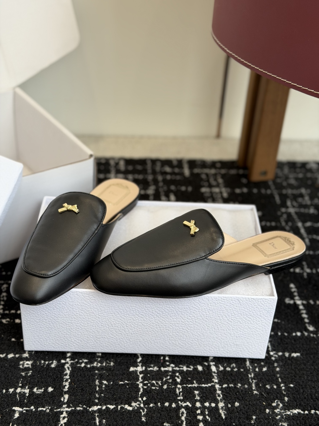 代购级Dior26ss夏季新款蝴蝶结金扣乐福鞋半拖自带柔雾滤镜的哑光麂皮，摸上去软乎乎的质感绝了，鞋头的