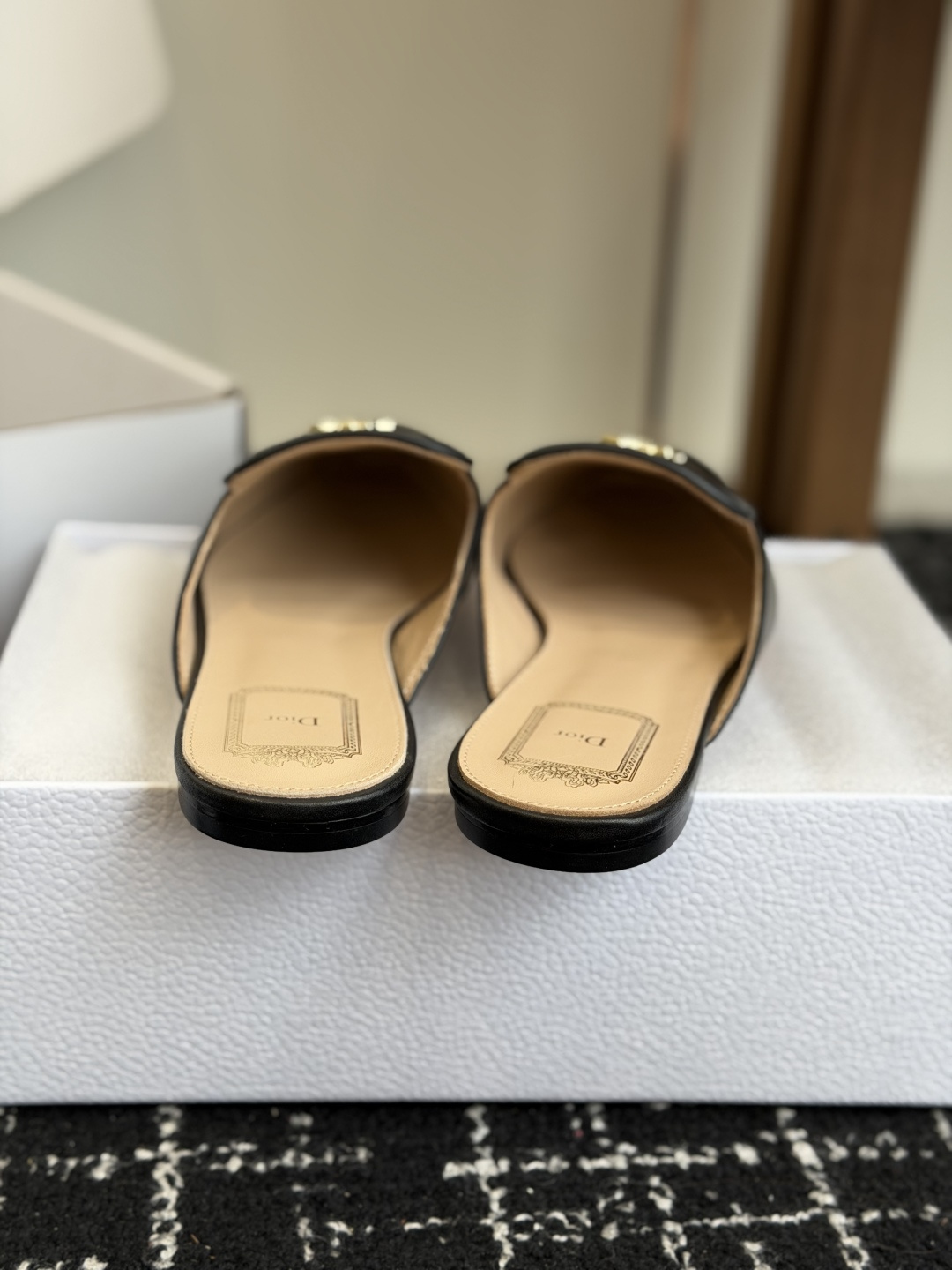 代购级Dior26ss夏季新款蝴蝶结金扣乐福鞋半拖自带柔雾滤镜的哑光麂皮，摸上去软乎乎的质感绝了，鞋头的